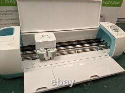 CRICUT EXPLORE AIR MACHINE IN ORIGINAL BOX WIRELESS with tools and accessories