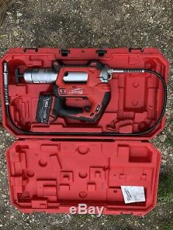 Milwaukee 2646-21CT M18 18-Volt Cordless Grease Gun With Case And One Battery